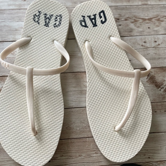 GAP Flip Flop Bundle - Picture 5 of 7